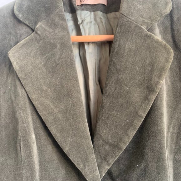 Bye designer army green velvet blazer jacket with large, unique brass button - Picture 3 of 5